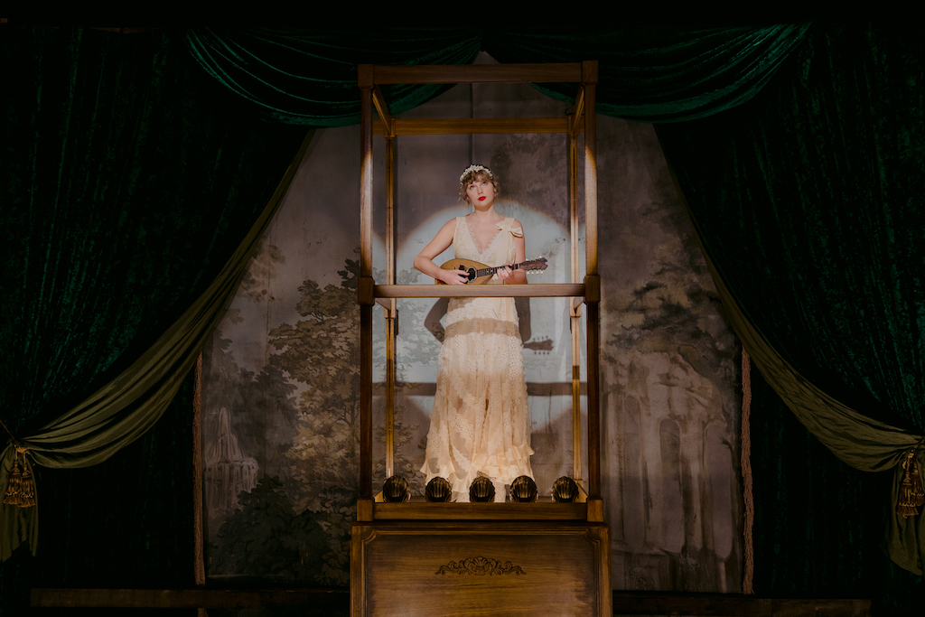 Taylor Swift in period dress playing a...lute?